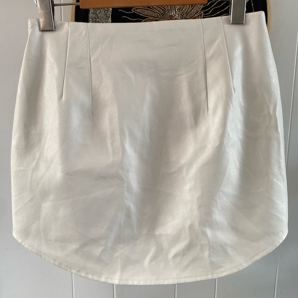 NWT Endless Rose Faux Leather Non Patent Sweeped Skirt White Textured HN808K - Picture 5 of 8
